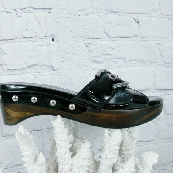 NWT STUART WEITZMAN Black Patent Leather Horse Bit Buckle Wood Sole Sandals 5.5 - Picture 13 of 16